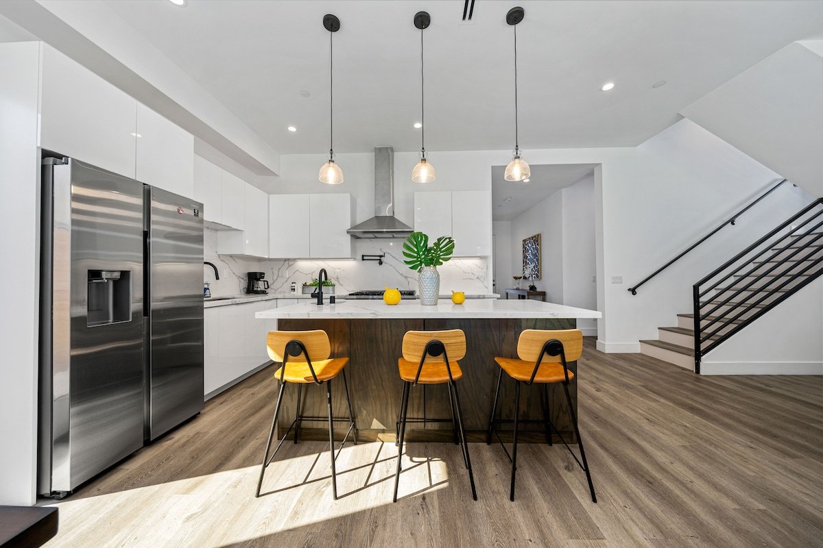 5BR/5.5BA New Villa in Los Angeles With Parking gallery image 5