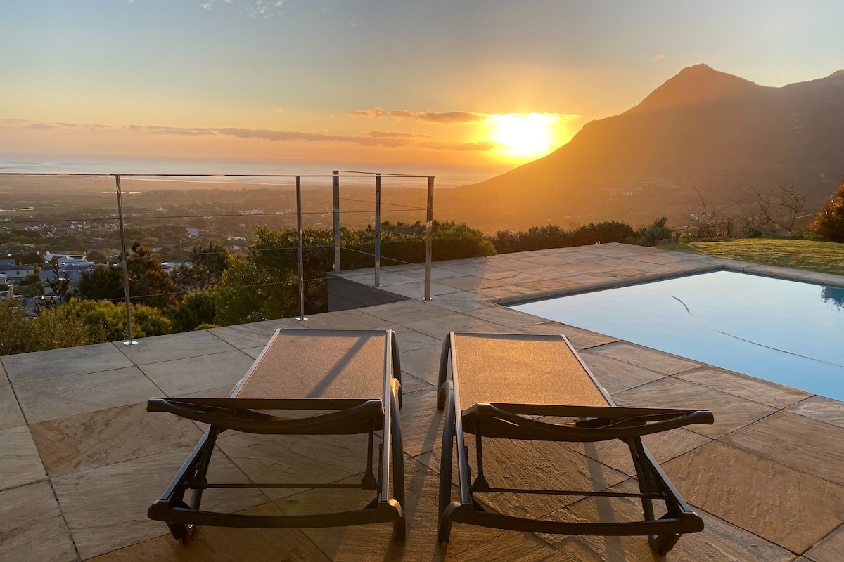 Sapphire Sunset. Panoramic Views. Solar backup gallery image 2