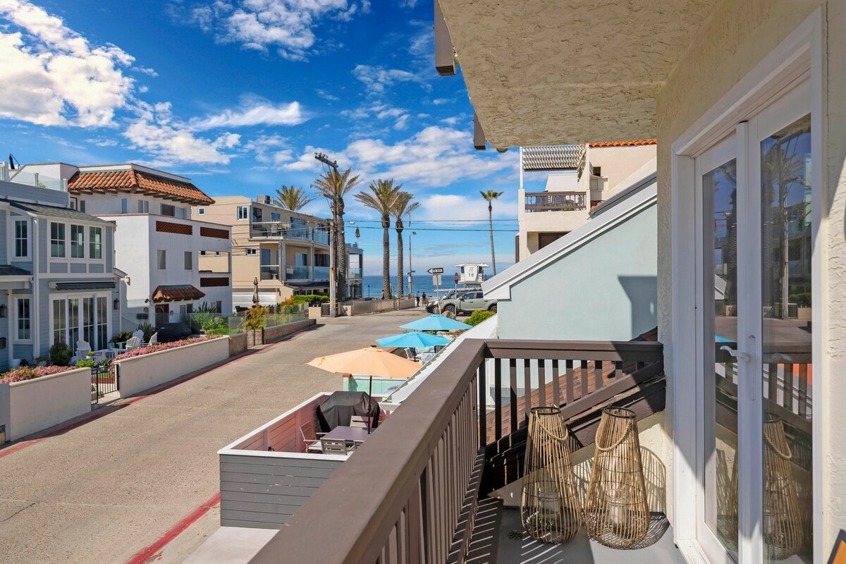 Steps from beach, Newly Renovated! gallery image 3