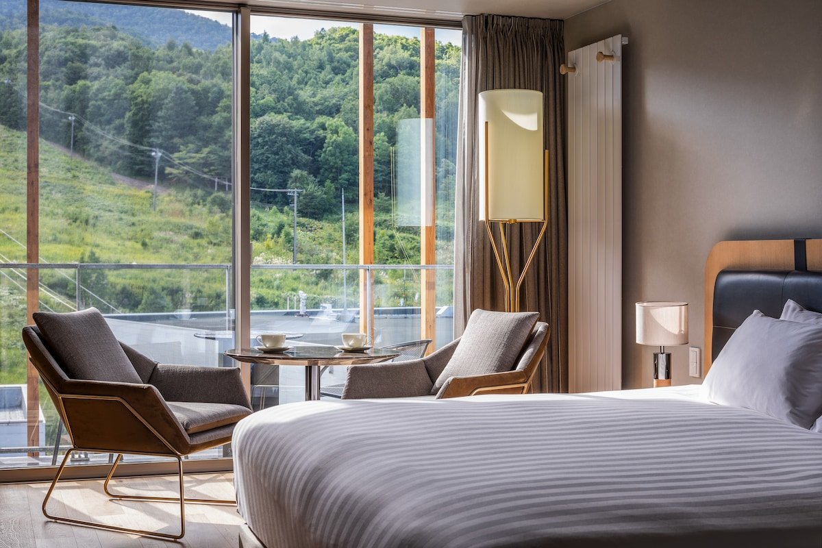 Fenix Furano: Scenic 3BR Ski-in Ski-out Penthouse gallery image 2