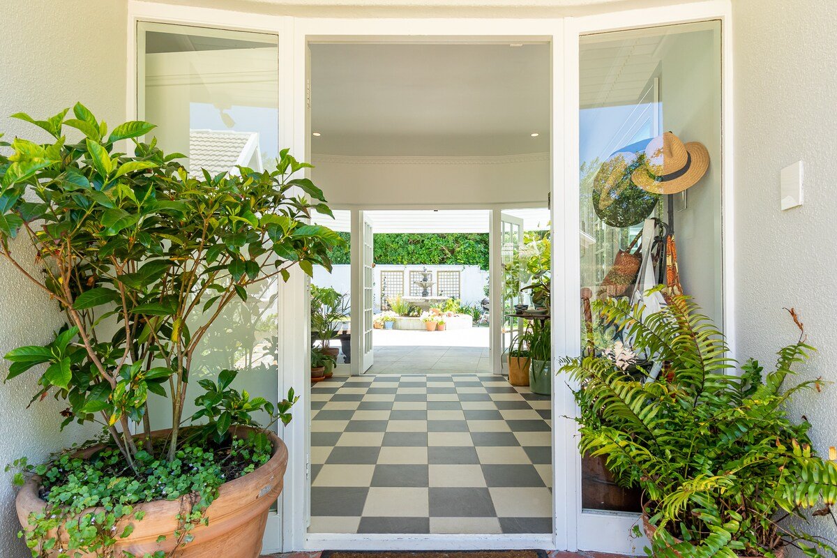Quaint 4 bedroom home, in the heart of Constantia. gallery image 4