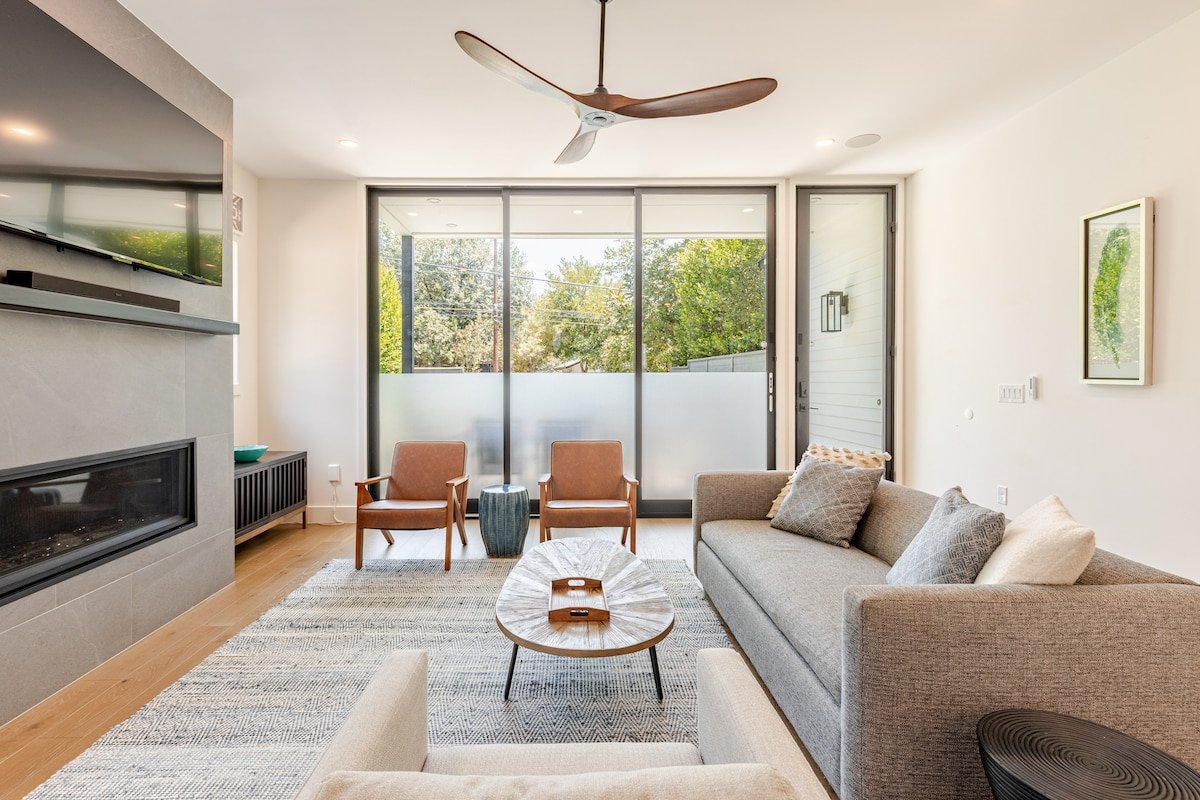 Pool/Walkable to Restaurants gallery image 3