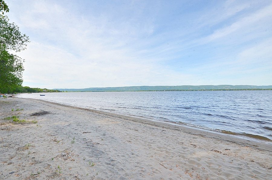 4 season cottage with hot tub in Constance Bay gallery image 3