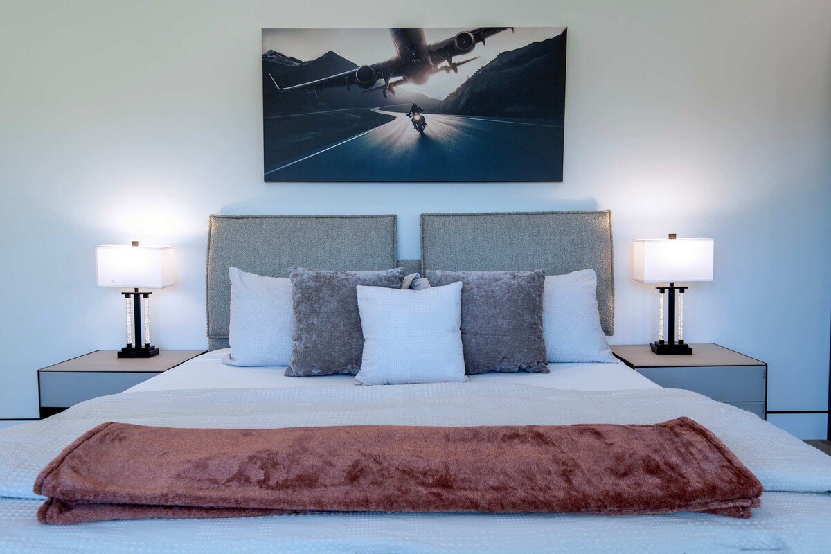 Modern Basecamp with Hot Tub + Scenic Views gallery image 3