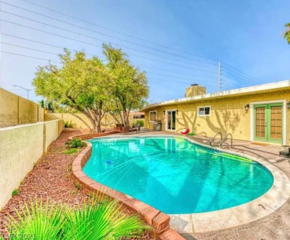 5br 3ba LV vacation home with pool- 3mi fr strip gallery image 2