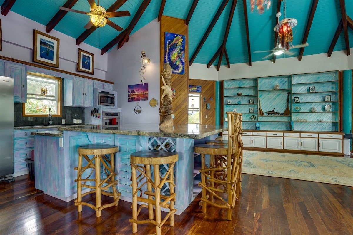 Spacious 6-Bed Villa, Private Pool, on the Beach! gallery image 3