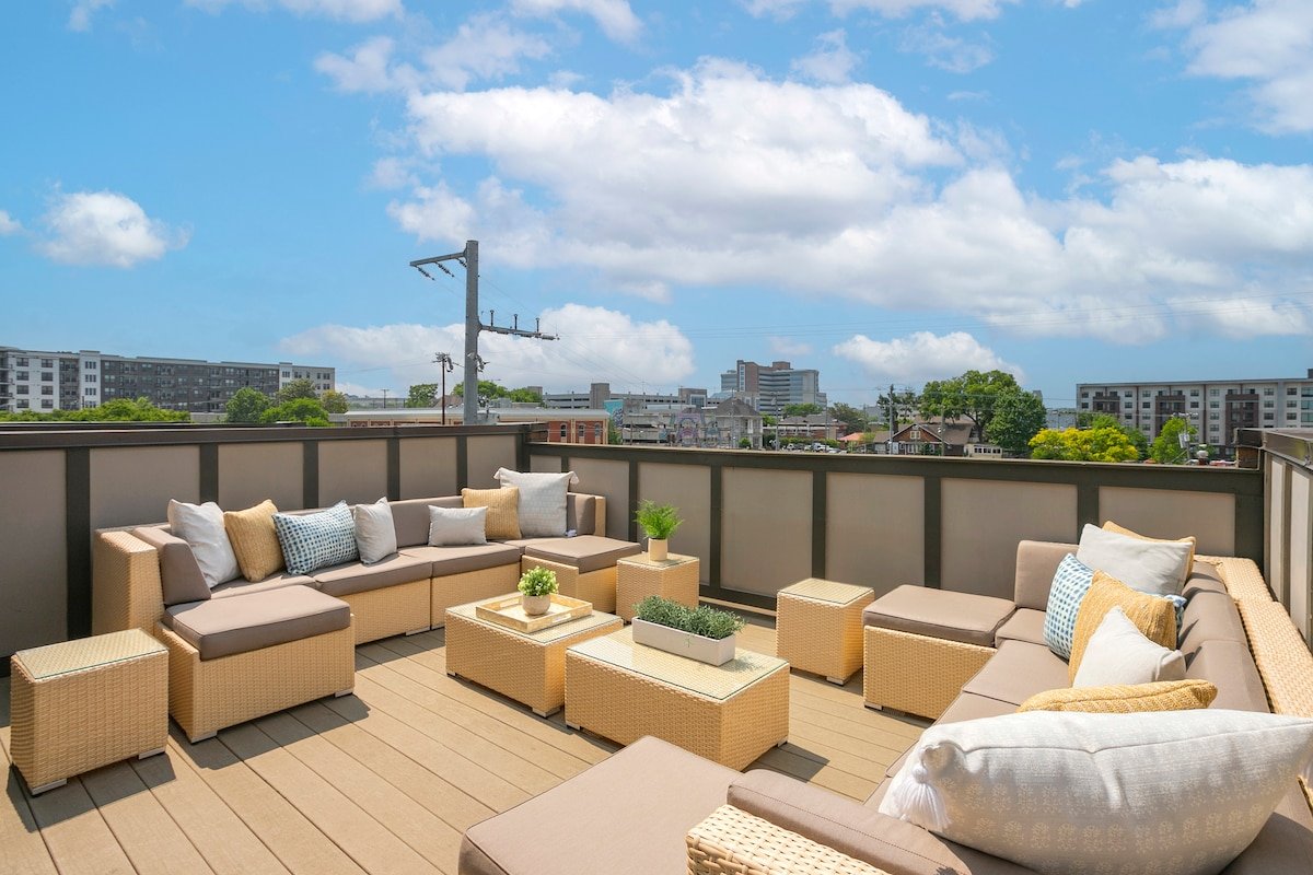 The West End House – 1 mile to Broadway/Sleeps 12! gallery image 3