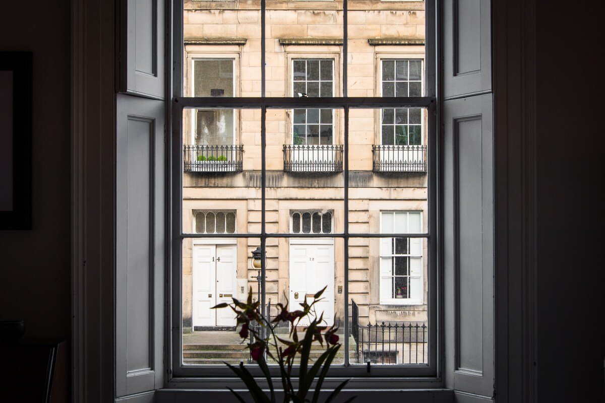 4 bed Georgian town house with lovely garden gallery image 4