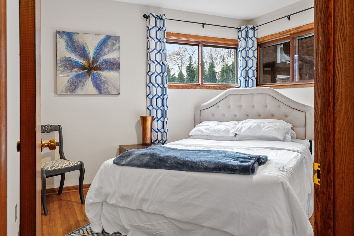 Cozy House on Beautiful Summit Ave! gallery image 2