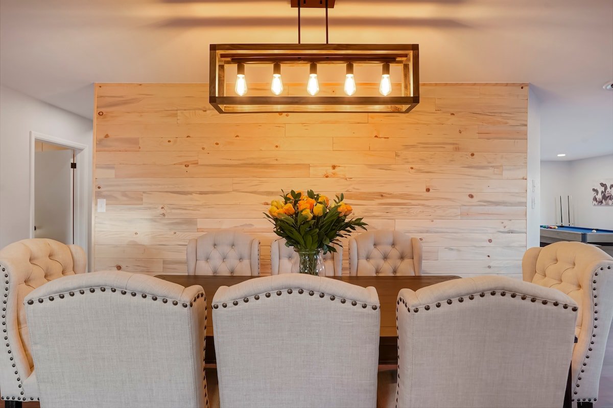 One of a Kind Home-HOT TUB & Pool Table-4 Mi to DT gallery image 4