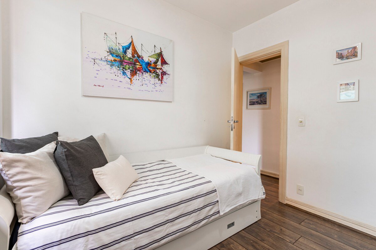 Bright apt. + excellent location in Leblon gallery image 5