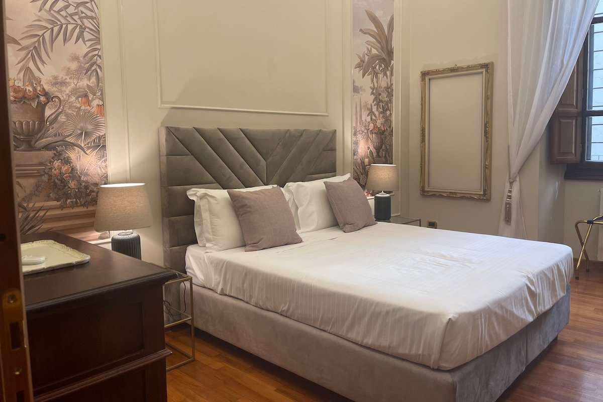 Huge private apartment at the Duomo cathedral gallery image 2