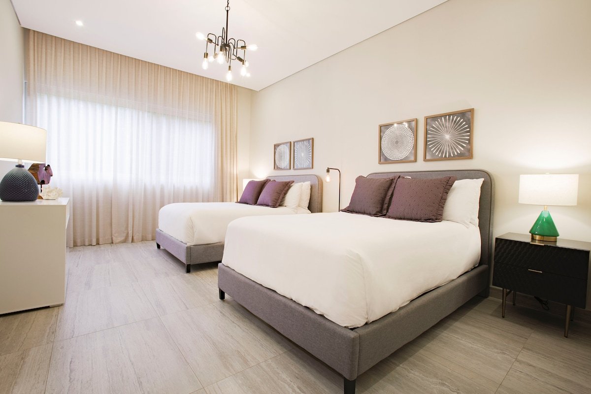 LUX 4BR Condo! Ocean Views! Pool! gallery image 4