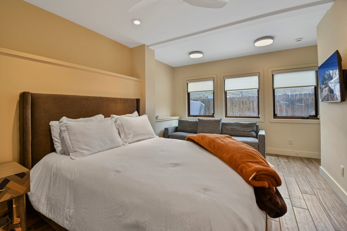 NEW, Luxury Historic Old Town, Walk to Main Street gallery image 4