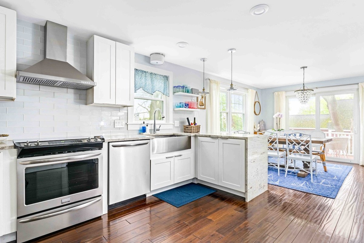 Walk to Seawall & Dining, Beach Passes included! gallery image 4