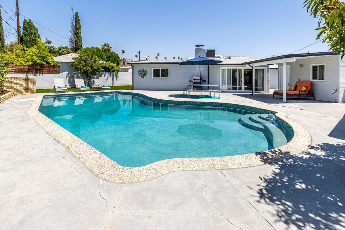 *3000sf 6BR! Htd Sparkling Pool, Cabana, BBQ!* gallery image 3