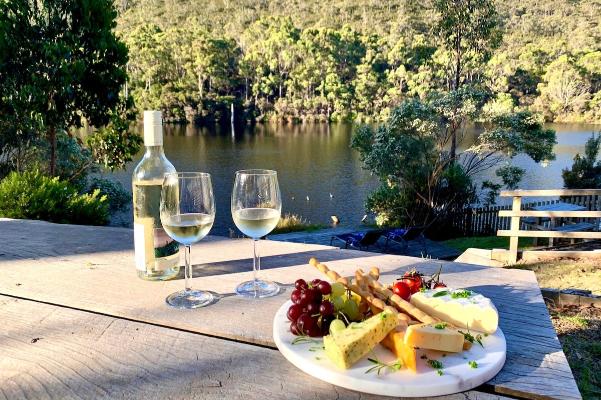 Luxury Lake-House Retreat: Squizzy* 2 min to beach gallery image 2