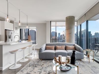 Gold Coast Luxury: 2BR with Sweeping City Vistas