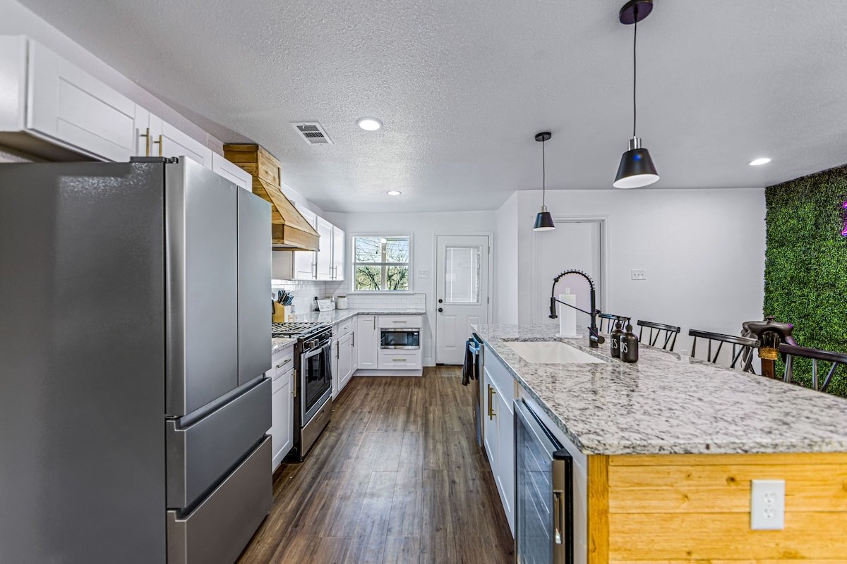 *Cosmic Cowgirl* 3 Min Uber to Stockyards! gallery image 4