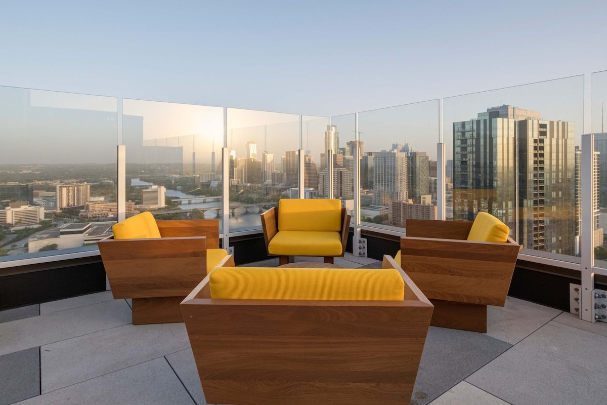 Lux Group Stay | Rooftop Pool | #1 Stay on Rainey gallery image 3