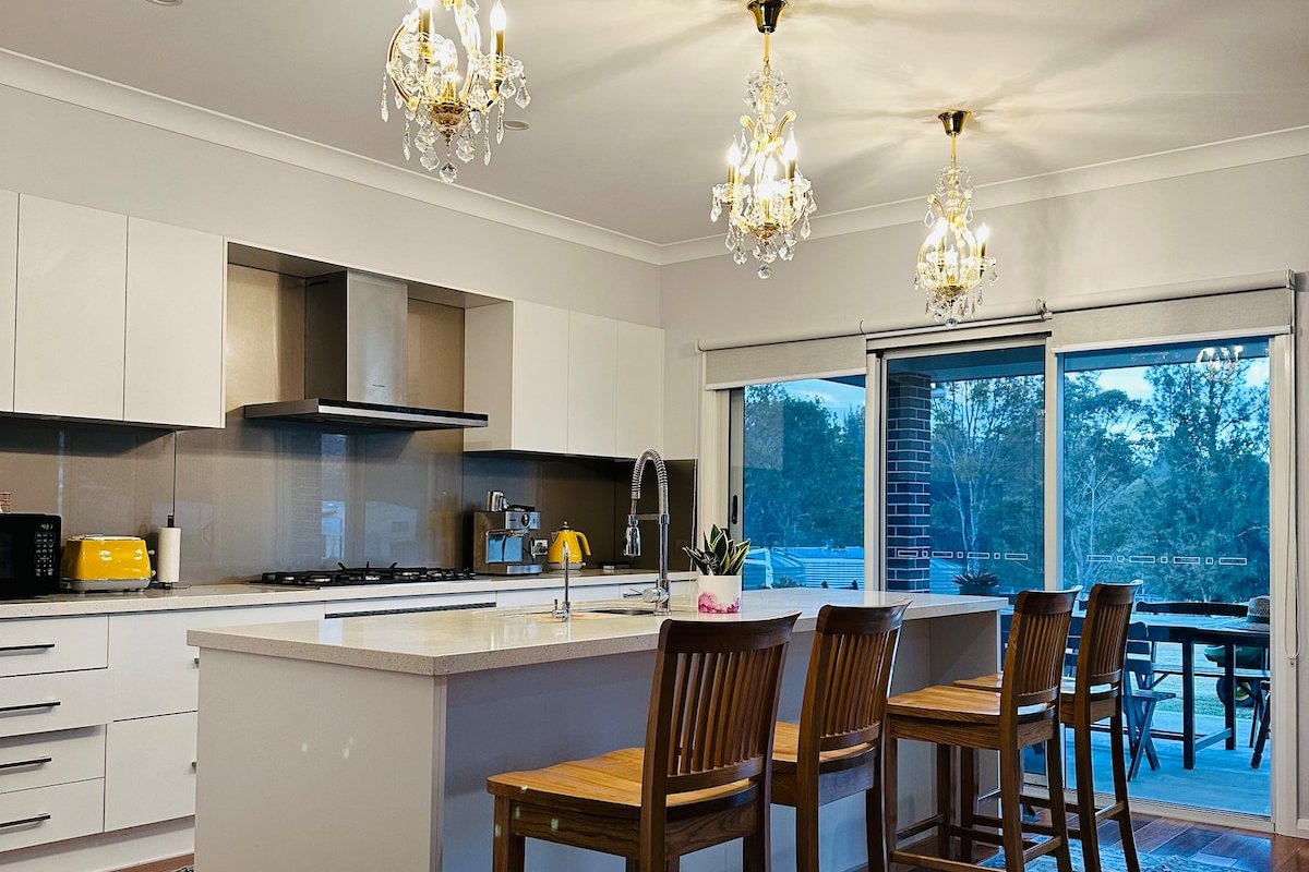 5 bedrooms with mountain views on a 2 acre lot gallery image 5