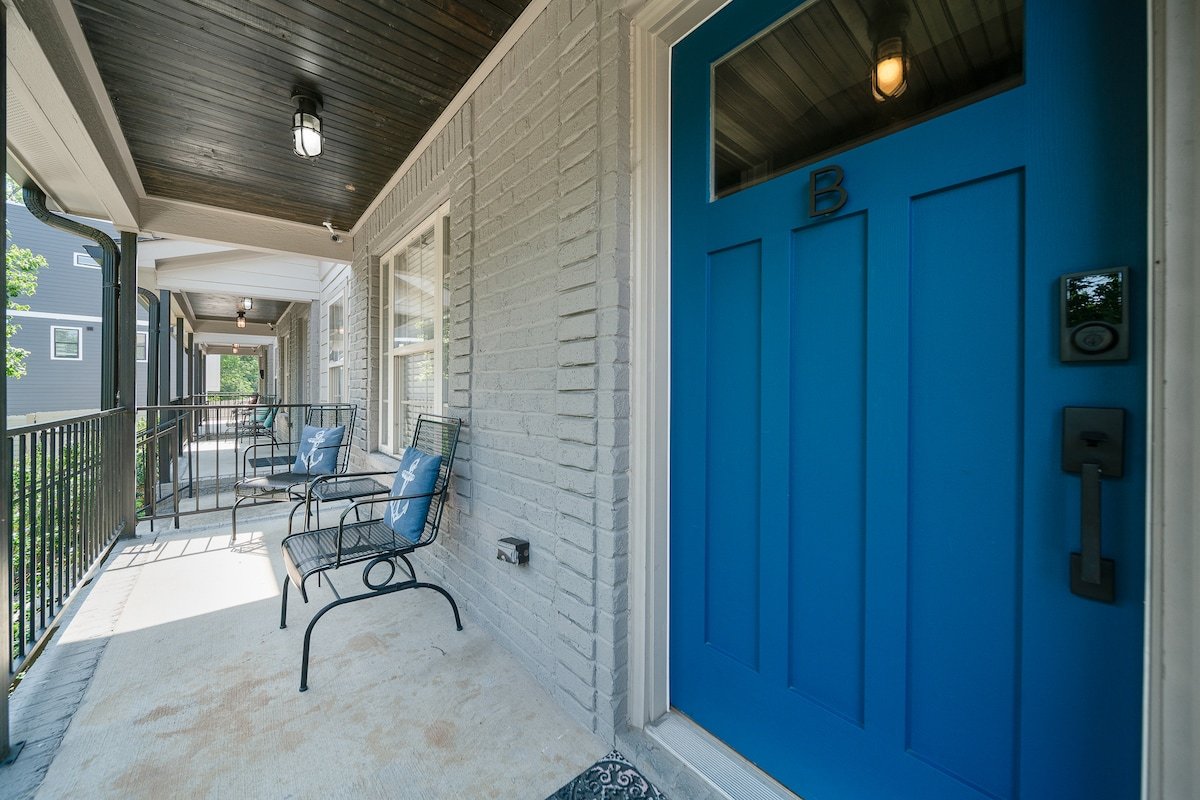 Trendy Town Home B gallery image 3