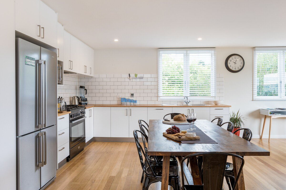 Explore in comfort & sophistication gallery image 5