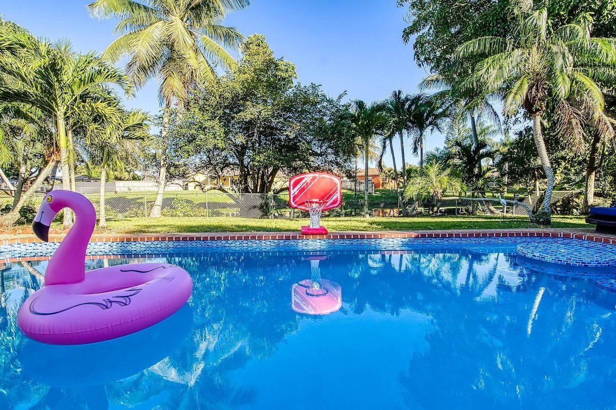 Tropical Oasis with Heated Salt Water Pool & Bar! gallery image 2