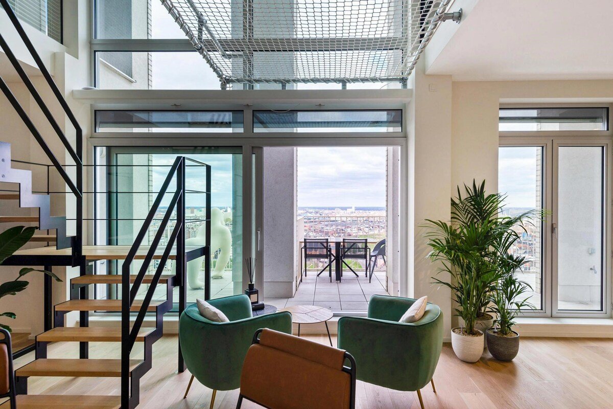 Spacious Sky Loft Penthouse with Epic Views gallery image 3