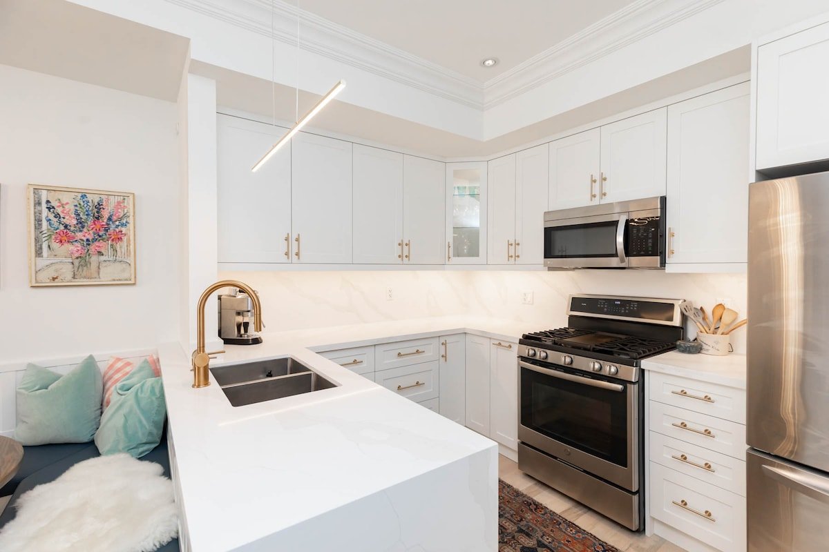 Georgian Townhouse by High Park – Fresh Renos! gallery image 5