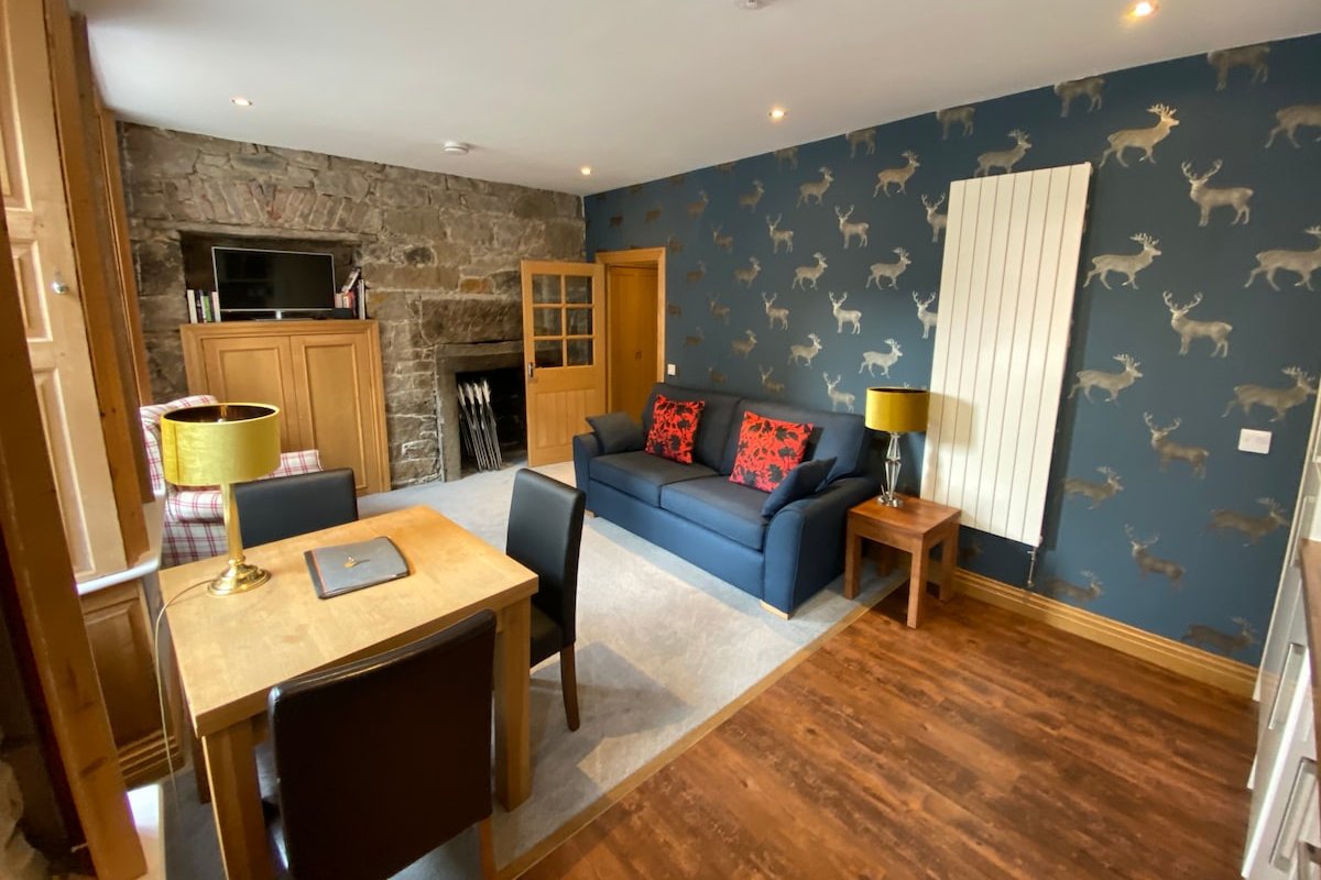 Royal Mile near Edinburgh Castle gallery image 3