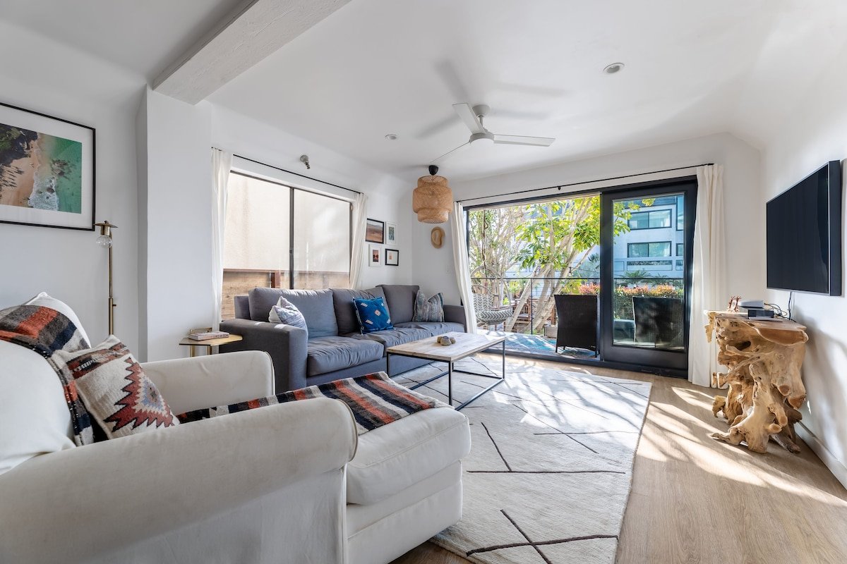 Stylish beachpad steps from beach, on walk streets gallery image 2