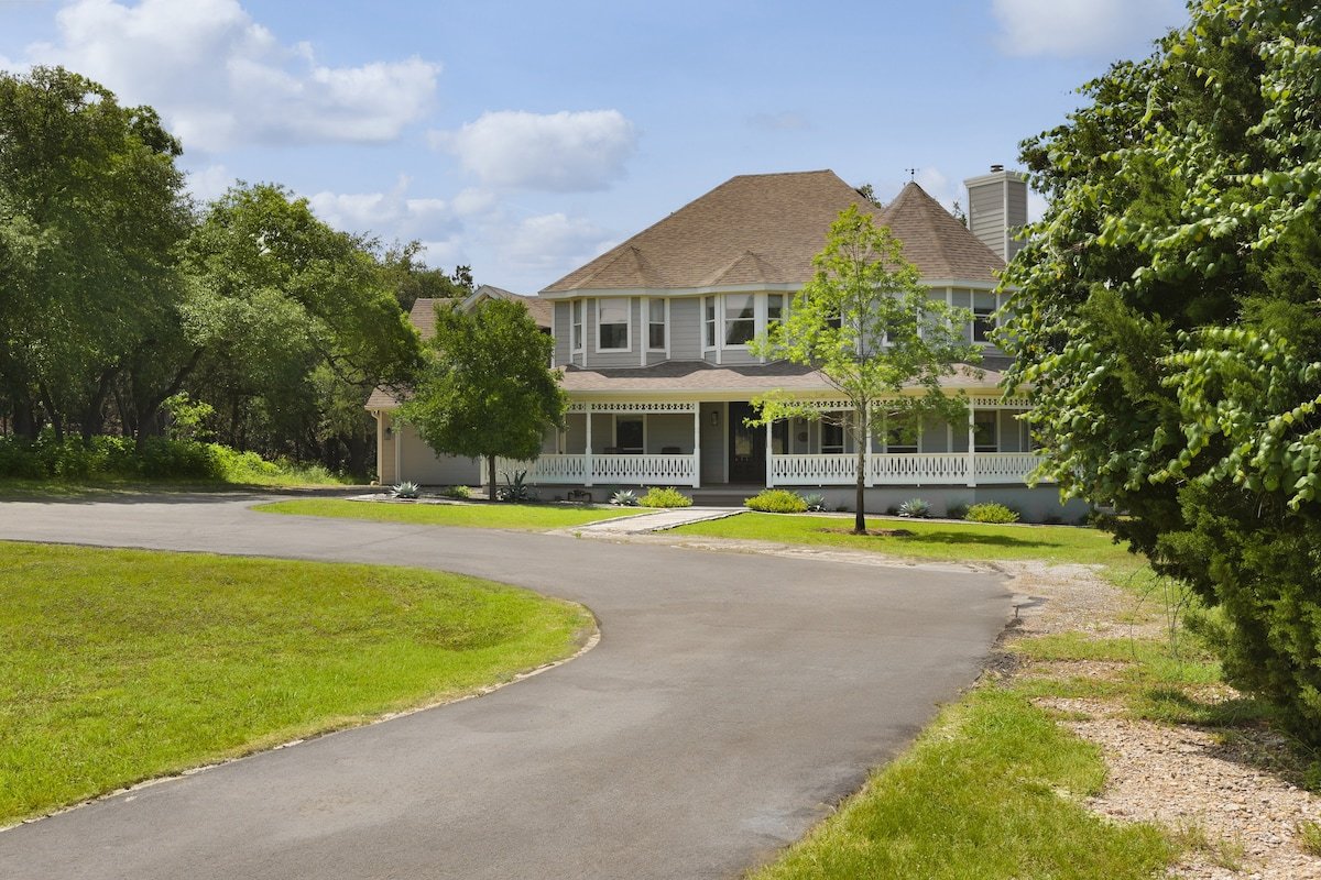 Hill Country Escape | Pool, Hot Tub & Sleeps 25 gallery image 4