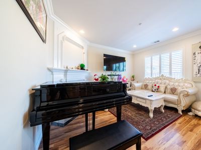 40 ppl 2 houses 13 Bedrooms btw Disney Hollywd