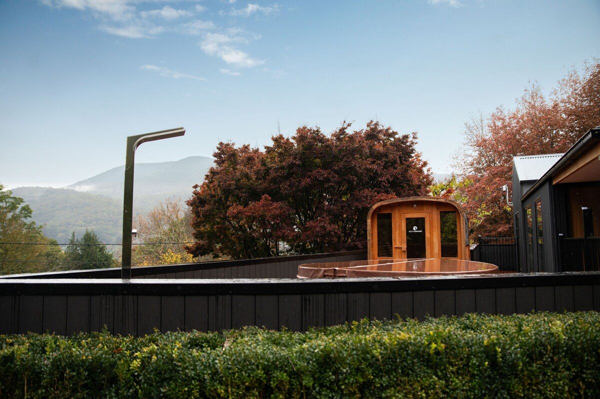 Super-Sized Luxury – Spa, Sauna, Steps to Trails gallery image 3