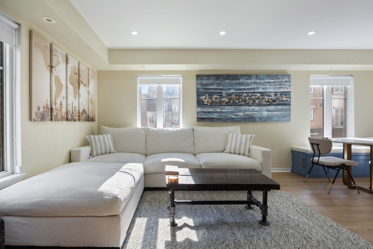 Sun Filled Cozy Downtown Toronto Townhome +Parking gallery image 5