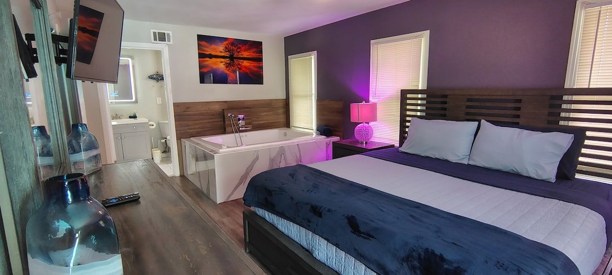 Hidden Heated Poolside Paradise Oasis King Bed Spa gallery image 5