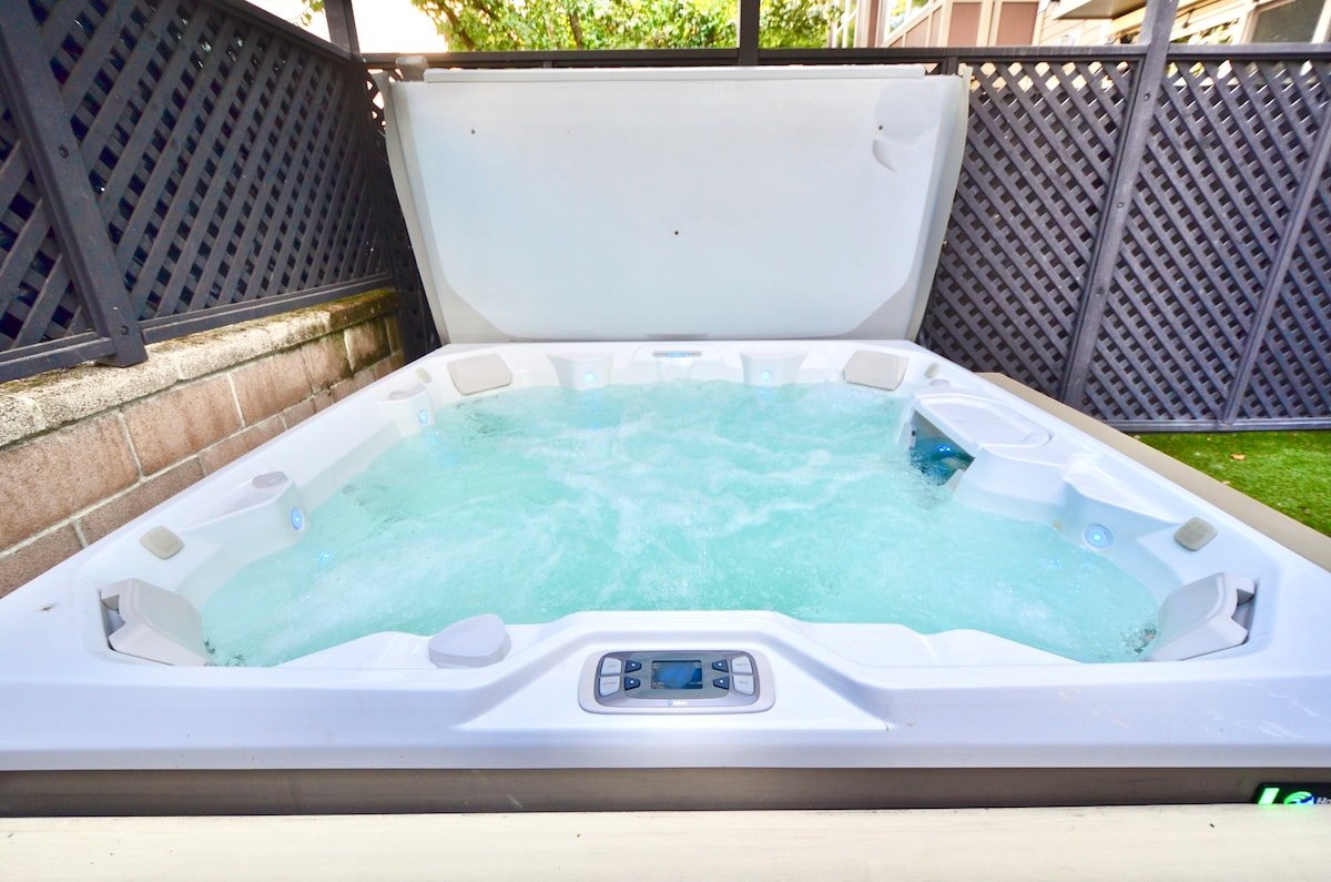 5min to SpaceNeedle, HotTub, views & patios gallery image 4