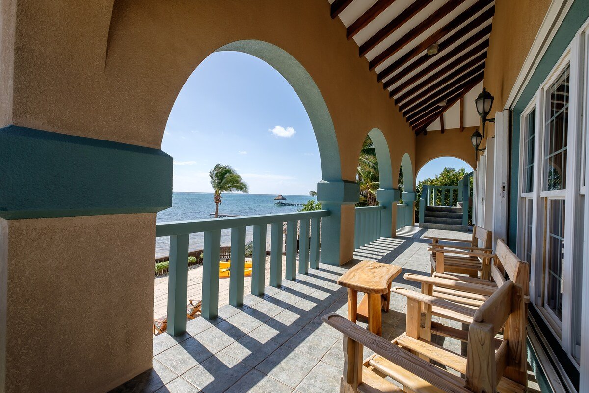 Beachfront Close to Secret Beach Kayaks Bikes Pool gallery image 3