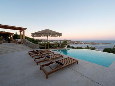 Nomade Villa 4BR over Psarou beach