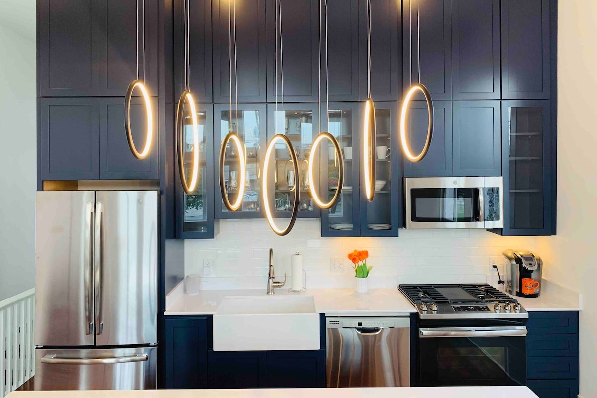 Walk to Bourbon. Luxurious. Sleeps 12p. 4.5 Baths gallery image 4