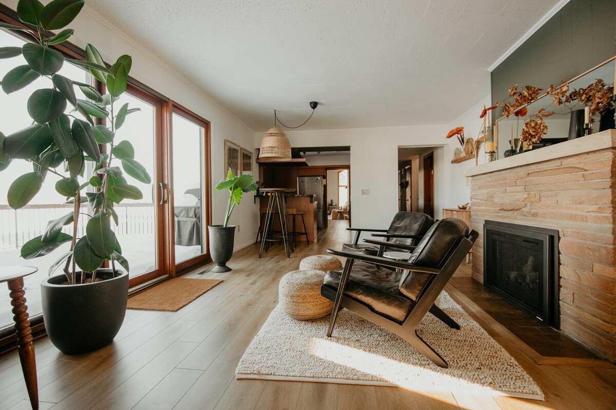 Lakeside Retreat | Sauna | Hot Tub | Private Beach gallery image 3