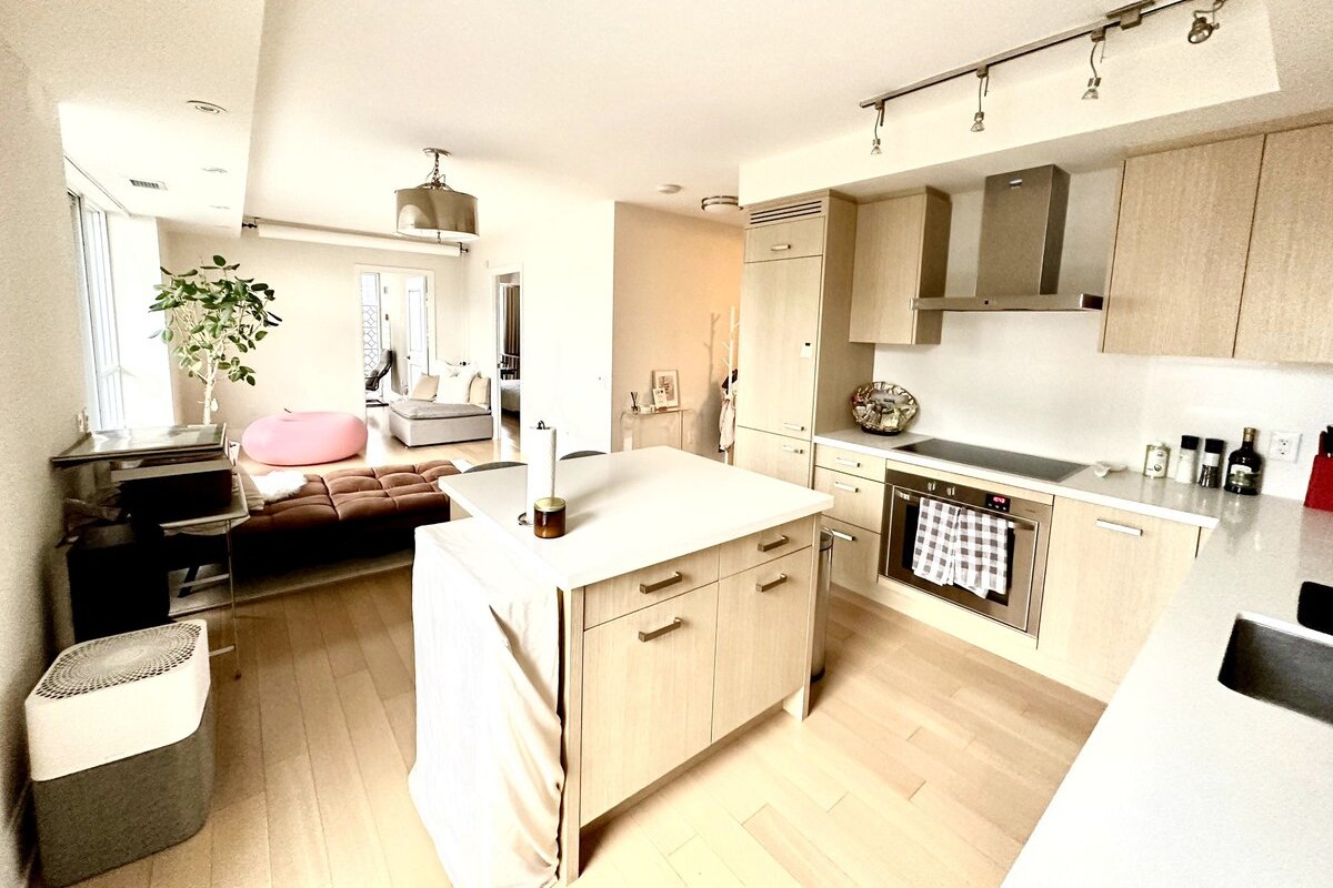 Cosy Designer Apartment with CN Tower View 2BR/1D gallery image 3