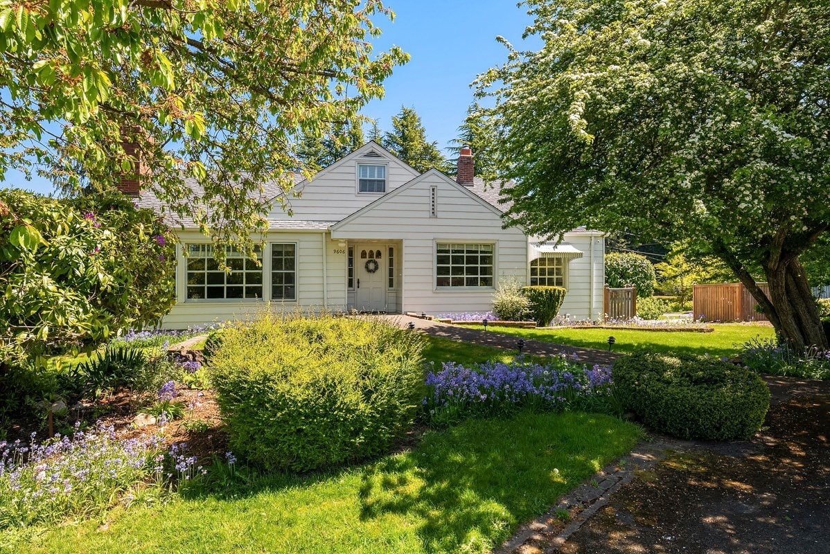 Historic 6 Bedroom Bayside Home With Private Beach gallery image 2