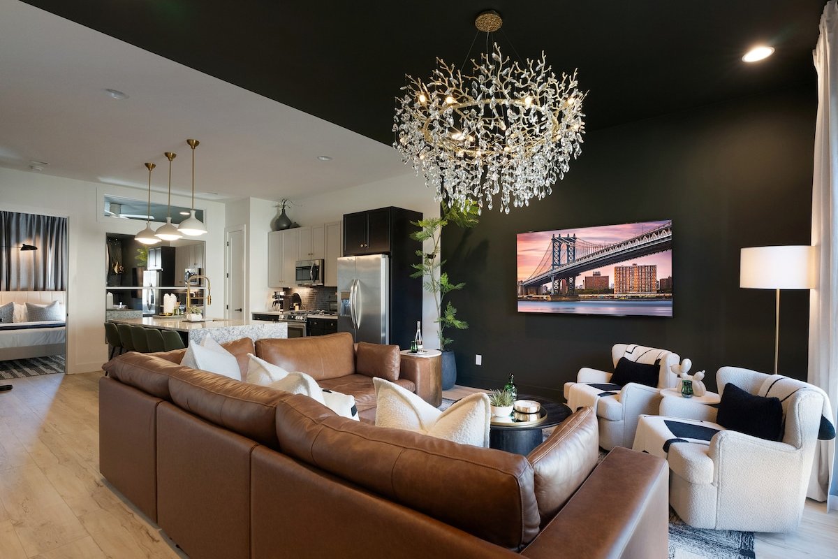 Luxury| Hot Tub| 9 Beds| Mins to Broadway gallery image 3