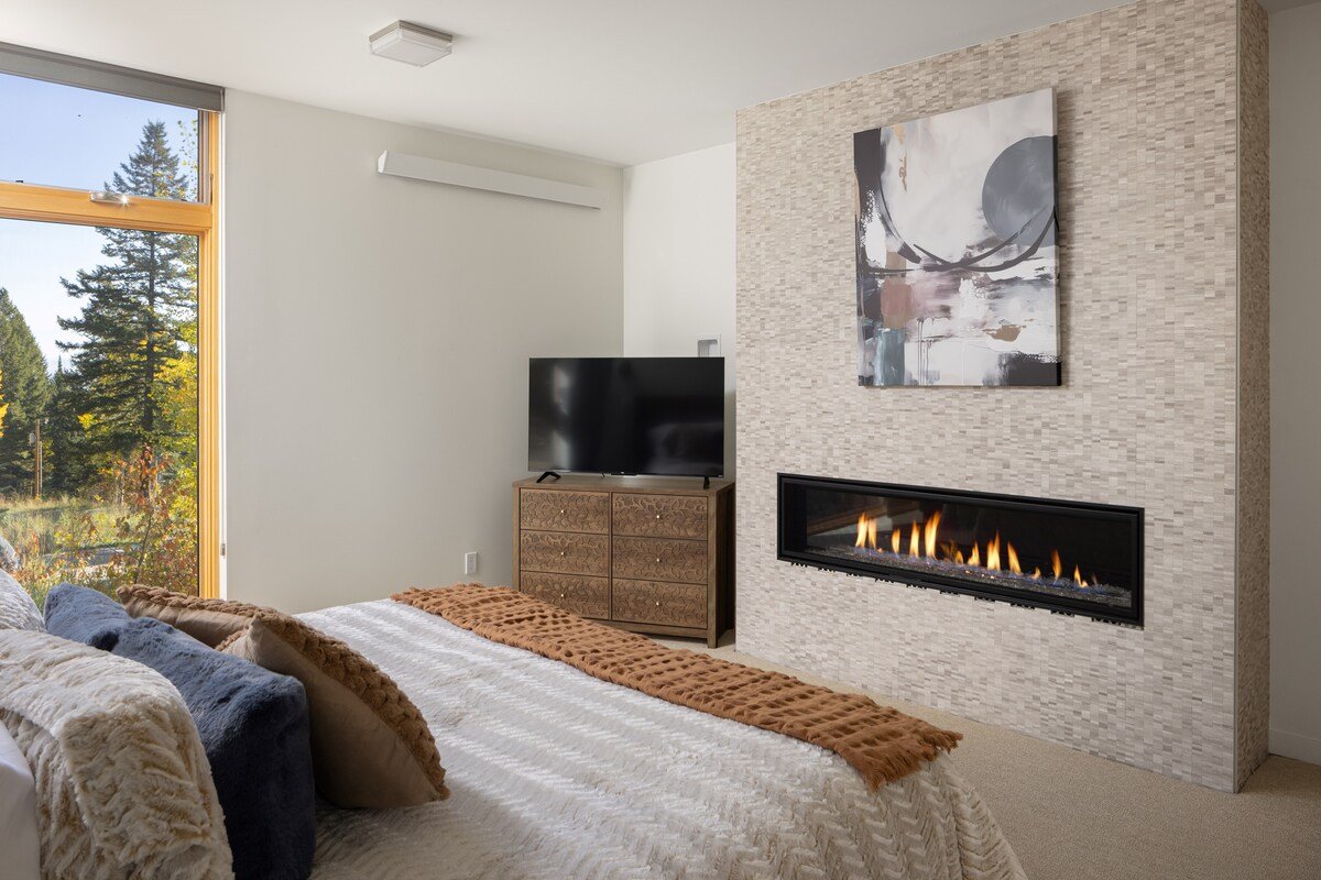 Luxury modern estate with guest house gallery image 3