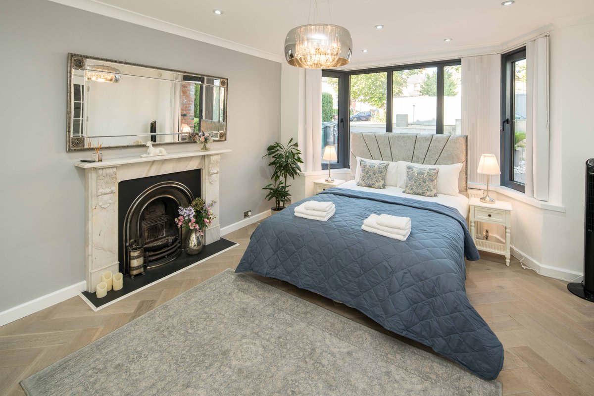 6BR House | Heated Pool & Parking | North London.