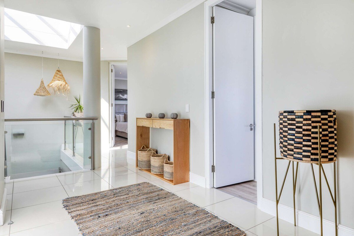 Cape Nights – Stylish Villa, Panoramic Views, Pool gallery image 5