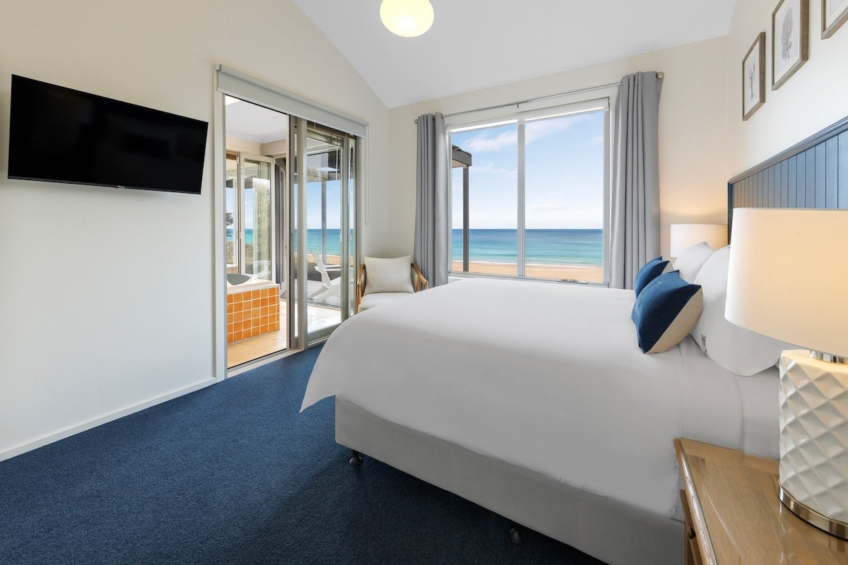 Chocolate Gannets Seafront Villa with full ocean views, 50 meters from the beach and 3 min drive into town gallery image 5