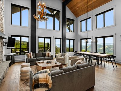 *New to Market* Lavish 6 Bedroom Ski Accessible Ho